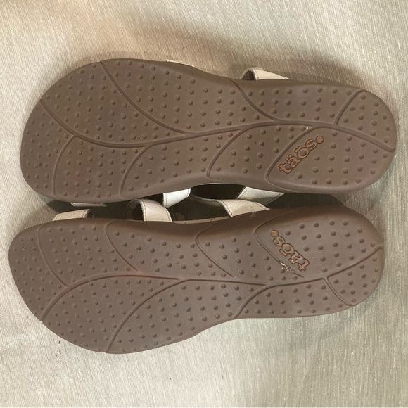 TAOS Sz 9 The Prize 3 Slip On  Strappy Velcro Closure Metal Blue Decor Sandals - Picture 11 of 13